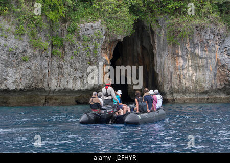 Königreich Tonga, Vava'u Inseln, Schwalbennest-Höhle in der Nähe von Neiafu. Touristen im Tierkreis, die Höhle zu erkunden. Stockfoto