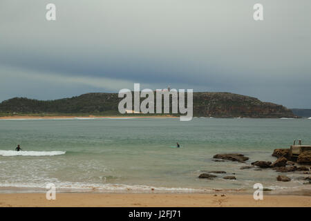 Blick auf Barrenjoey Kopf und Barrenjoey Leuchtturm von Palm Beach auf Sydneys Nordstrände. Stockfoto