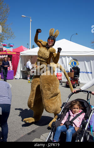 Claremont, WA, Australien-September 25, 2016:Kangaroo Stelzenläufer Walker mit Familien auf der Perth Royal Show 2016 in Claremont, Western Australia. Stockfoto