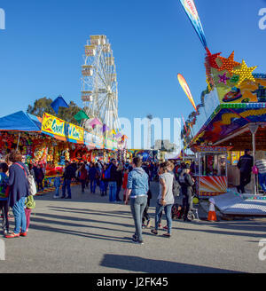 Claremont, WA, Australien-September 25, 2016:Ferris Rad, große Menschenmengen und Spielbuden auf der Perth Royal Show 2016 in Claremont, Western Australia Stockfoto