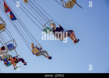 Claremont, WA, Australien-September 25, 2016:Young Erwachsene auf Riesenschaukel Fahrgeschäft auf der Perth Royal Show 2016 in Claremont, Western Australia Stockfoto