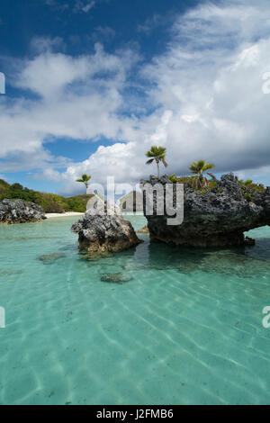 Fidschi, südlichen Lau Group, Insel fulanga. Lagune im Inneren vulkanische Caldera. mushroom Inselchen, coral Kalksteinformationen von Bio geprägt - Erosion (durch kleine Organismen gefressen) nicht wellen. Stockfoto