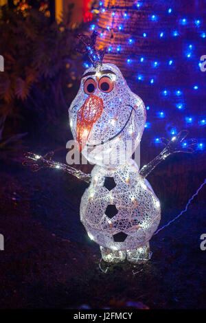 Ein Lächeln auf den Lippen beleuchtete Schneemann outdoor Christmas Ornament schmückt ein Haus in Newport Beach, Kalifornien. Stockfoto