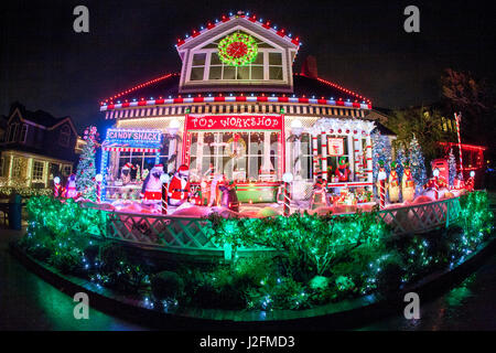 Ein reichhaltiges Weihnachtsfest zeigen auf ein Haus in Newport Beach, CA, Funktionen eine Spielzeug-Werkstatt besetzt mit kostümierten Pinguine. Stockfoto