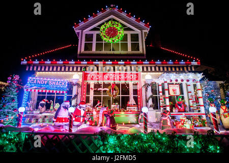 Ein reichhaltiges Weihnachtsfest zeigen auf ein Haus in Newport Beach, CA, Funktionen eine Spielzeug-Werkstatt besetzt mit kostümierten Pinguine. Stockfoto