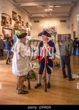 Uniformen der kontinentalen Soldaten in der amerikanischen Revolution, sind Dozenten im New-York Historical Society Museum in New York City bereit, eine Ausstellung auf 1776 Schlacht von Brooklyn zu erklären. Hinweis: Zeichen und Zelt im Hintergrund. Stockfoto