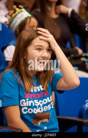 Ein Girl Scout Cookies T-shirt tragen, ist ein 10-Year-Old Girl Scout von Unterhaltung in Irvine, Kalifornien, bei der Eröffnung des Cookies verkaufen Saison begeistert. Stockfoto