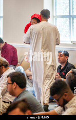 Eine traditionelle Djellaba nordafrikanischen Gewand tragen, bringt ein muslimischen Vater seine kleine Tochter Freitagnachmittag Gebete während der Gottesdienste in einer Moschee in Anaheim, CA. Stockfoto