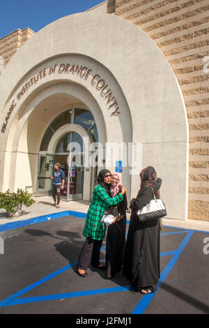 Ein Hijabs oder Kopftücher tragen, sozialisieren drei muslimische Frauen in nahöstlichen Trachten nach Freitag Gottesdienste in einer Moschee in Anaheim, CA. Stockfoto