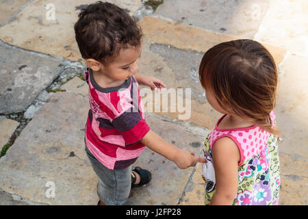 Südamerika, Brasilien, Belem. Kinder spielen am Bürgersteig. Stockfoto