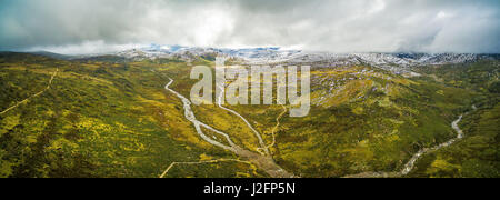 Aerial Panorama Snowy River und die Berge in den australischen Alpen, Australien Stockfoto