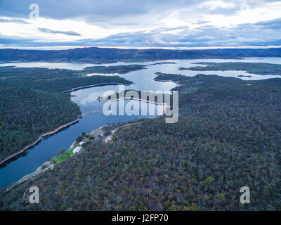 Snowy River und Lake Jindabyne Luftbild. New South Wales, Australien Stockfoto