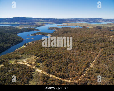 Luftaufnahme des Lake Jindabyne und Snowy River an sonnigen Tag. NSW, Australien Stockfoto