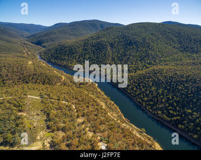 Luftaufnahme des Snowy River fließt zwischen grünen Hügeln des australischen Alpen Stockfoto