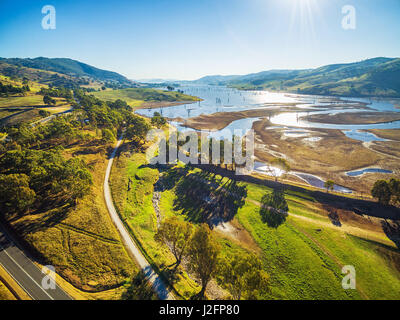 Luftaufnahme des Lake Hume an sonnigen Tag. Bäume, die schöne lange Schatten werfen. Victoria, Australien Stockfoto