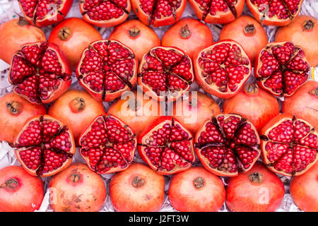 frische rote Granatapfel schneiden Show innen und außen am Paket Stockfoto