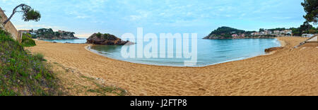 La Fosca Strand Sommermorgen Landschaft mit Burgruine auf der linken Seite (Sant Esteve de Mar), Palamos, Girona, Costa Brava, Spanien. Drei Schüsse Nähen Hallo Stockfoto