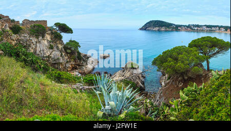 La Fosca Dorf Sommermorgen Küste mit Burgruine (Sant Esteve de Mar), Girona, Costa Brava, Spanien. Stockfoto