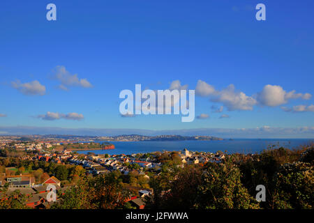 Torquay Devon Küste und Blick auf die Bucht England von Paignton blauen Himmel Stockfoto