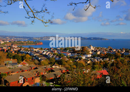 Torquay Devon Küste und Blick auf die Bucht England von Paignton blauen Himmel Stockfoto