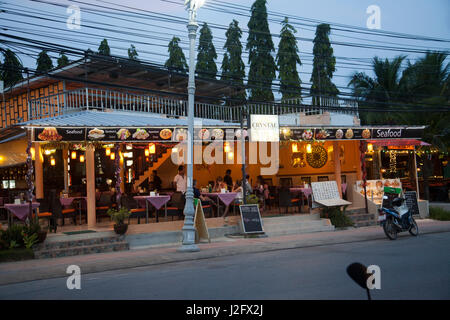 Restaurant entlang Choen Mo Main Road in Ko Samui, Thailand Stockfoto