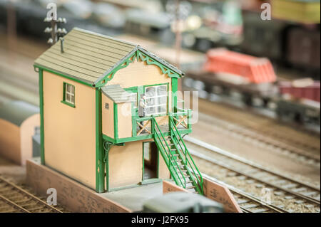 Stellwerk und Lokomotive auf ein Miniatur-Zug-Set - flache d.o.f Stockfoto