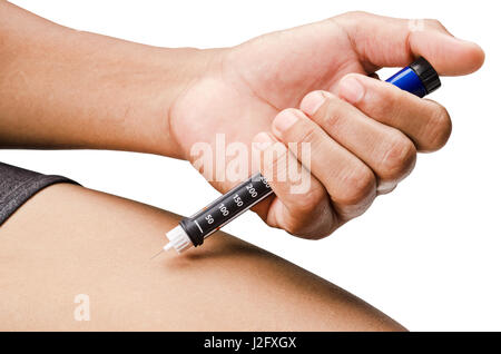 Hände des Mannes macht Injektion mit Insulin-Pen oder Spritze in sein Bein. Isoliert auf weißem Hintergrund, Clipping-Pfad. Stockfoto