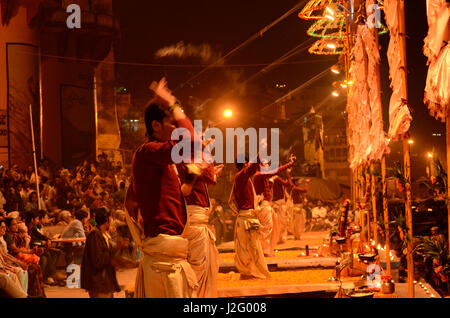 Aarti Zeremonie am Dashashwamedh Ghat in Varanasi, Uttar Pradesh, Indien, Asien Stockfoto