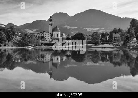 Reflexion über die Natur-Schwimmbad in Reith Alpbachtal in Tirol, Österreich Stockfoto