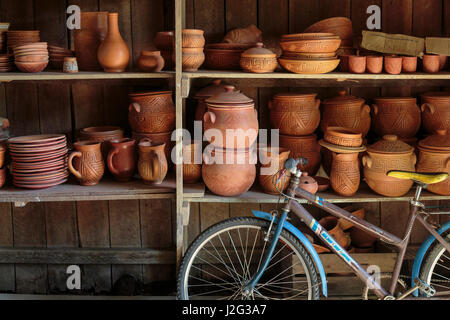 Südamerika, Brasilien, Belem. Porträt von Potter in Paracuri. Igacabas (traditionelles Urnen) und andere Keramik in Paracuri. Stockfoto