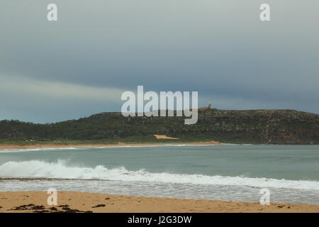 Blick auf Barrenjoey Kopf und Barrenjoey Leuchtturm von Palm Beach auf Sydneys Nordstrände. Stockfoto