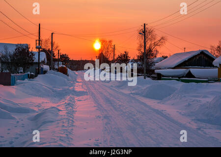 Winterlandschaft. winter Sonnenuntergang im verschneiten Dorf Stockfoto
