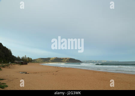 Blick auf Barrenjoey Kopf und Barrenjoey Leuchtturm von Palm Beach auf Sydneys Nordstrände. Stockfoto