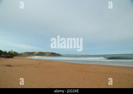 Blick auf Barrenjoey Kopf und Barrenjoey Leuchtturm von Palm Beach auf Sydneys Nordstrände. Stockfoto