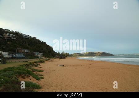 Blick auf Barrenjoey Kopf und Barrenjoey Leuchtturm von Palm Beach auf Sydneys Nordstrände. Stockfoto