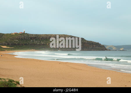 Blick auf Barrenjoey Kopf und Barrenjoey Leuchtturm von Palm Beach auf Sydneys Nordstrände. Stockfoto