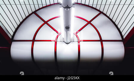 Detail, abstrakte Schuss eines Teils der Decke im Münchner Ostbahnhof u-U-Bahn u-Bahnstation. Stockfoto