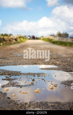 Landschaft-Straße in schlechtem Zustand am Stadtrand von Bahrija, Malta Stockfoto