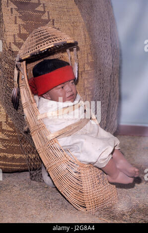 Die Hupa Indians of Northern California tragen ihre Kinder in gewebten Baby-Körbe, die als eine Kindertrage fungieren. Stockfoto