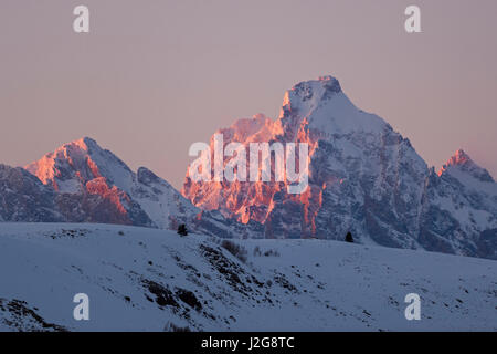 Grand Teton Range im Winter, im letzten Abendlicht bedeckt Schnee, bei Sonnenuntergang, Grand-Teton-Nationalpark, Wyoming, USA. Stockfoto