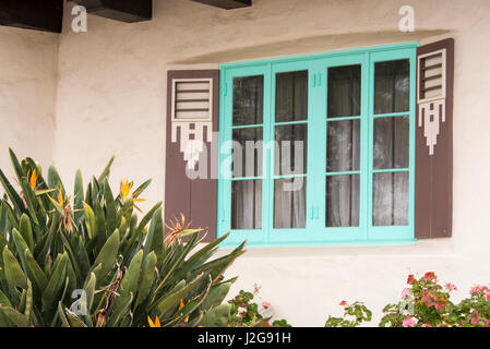 USA, California, Newhall. Los Angeles. William S. Hart Ranch und Museum. Indianische Kunst auf Fensterläden Spanisch kolonialen Herrenhauses stilisiert Stockfoto