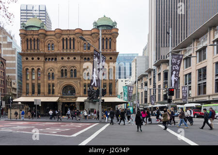 Menschen, die über die George Street in der Nähe von Queen Victoria Gebäude, Sydney, Australien Stockfoto