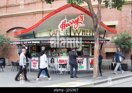 Menschen zu Fuß vorbei an der legendären Harrys Cafe de Räder auf George Street, Sydney, Australien Stockfoto