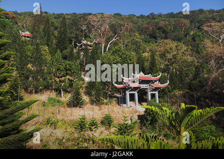 Tempel des Nirvana Buddha auf Ta Cu Linh Truong Son Tho Bergtempel in Phan Thiet, Provinz Binh Thuan, Vietnam Stockfoto