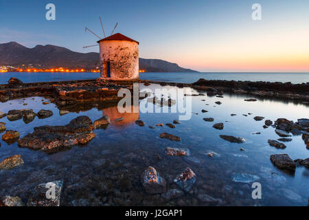 Sunrise Landschaft mit einer Windmühle in Agia Marina Village auf Leros Insel in Griechenland. Stockfoto