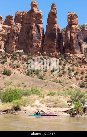 Campingplatz in McInnis Schluchten National Conservation Area Colorado River. Dramatische erodierten Türme. Stockfoto