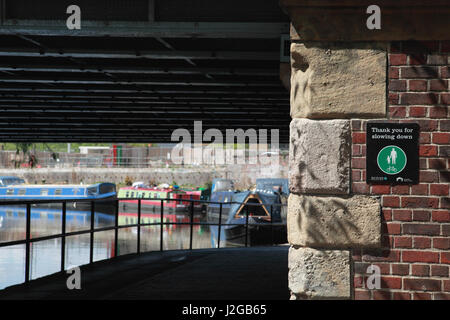 Ein Hinweis auf Maiden Lane Brücke über den Regents Canal in London danken Radfahrer für das Abbremsen, wenn es Fußgänger gibt Stockfoto