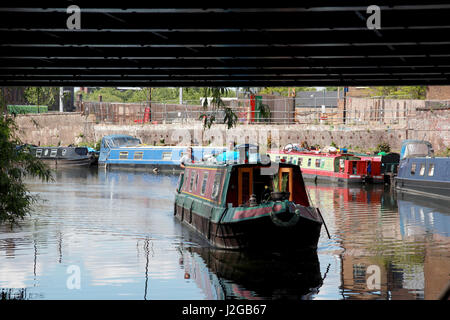 Ein Narrowboat Reisen unter Maiden Lane Brücke am Regents Kanal in London Stockfoto