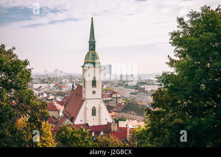 St. Martins Dom, Bratislava, von den Hügeln rund um die Burg von Bratislava aus gesehen. Stockfoto