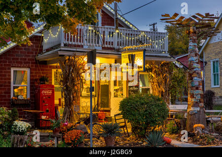 Die schlammigen Stiefel Cafe in der Abenddämmerung in der Innenstadt von Nashville, Indiana, USA Stockfoto